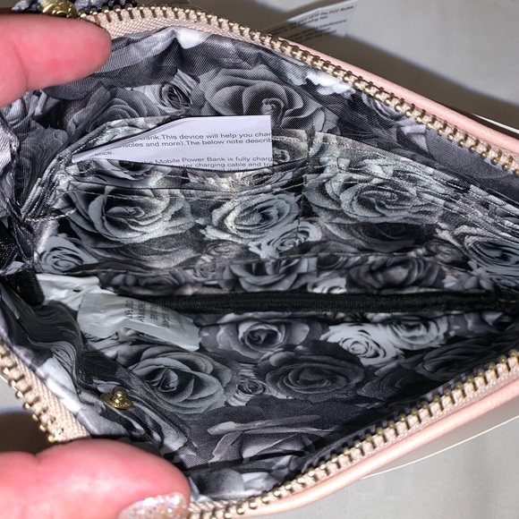 NWT Adrienne Vittadini blush charging wristlet - Picture 3 of 4